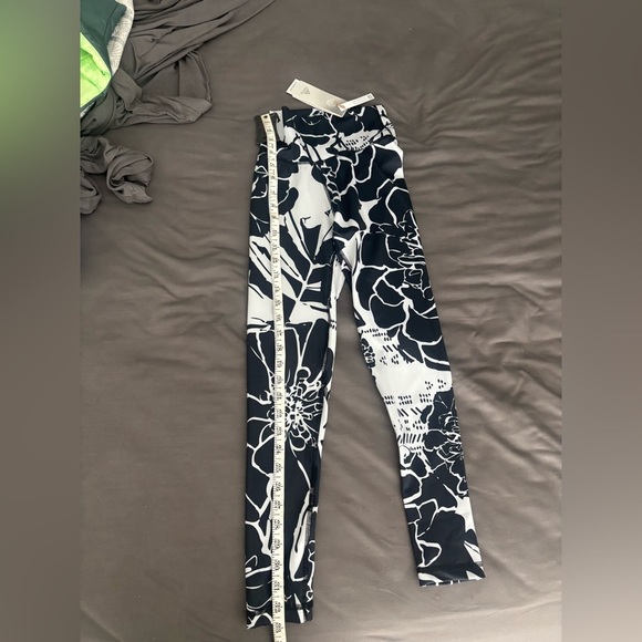 NWT ADIDAS Tight Fit High Rise Coupe Moulante Sport Pants. Size XS - Picture 6 of 9